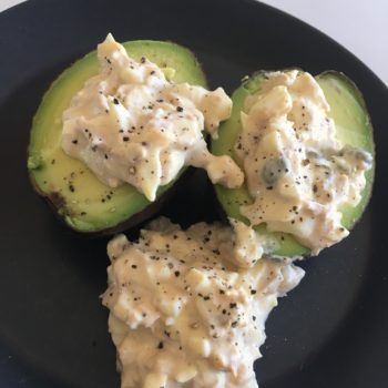 Avokado med ägg- och tonfiskröra