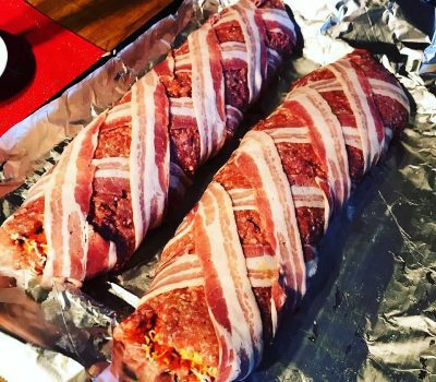 Baconlindad köttfärslimpa fylld med ajvar & gräddost