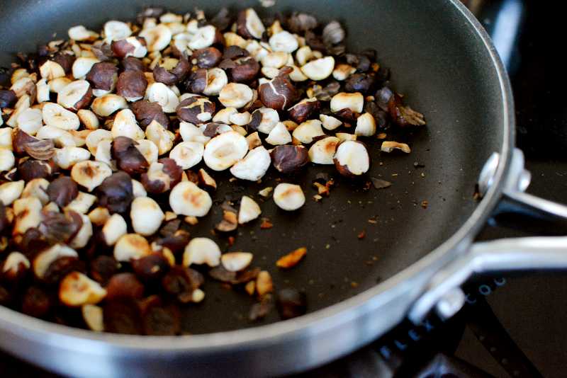 Färsk vitkål i ugn med brynt sojasmör & rostade hasselnötter