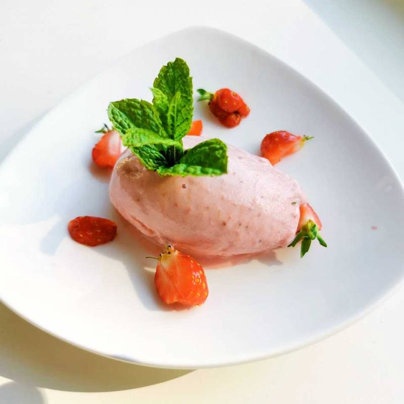 Frozen yoghurt med jordgubb och rabarber