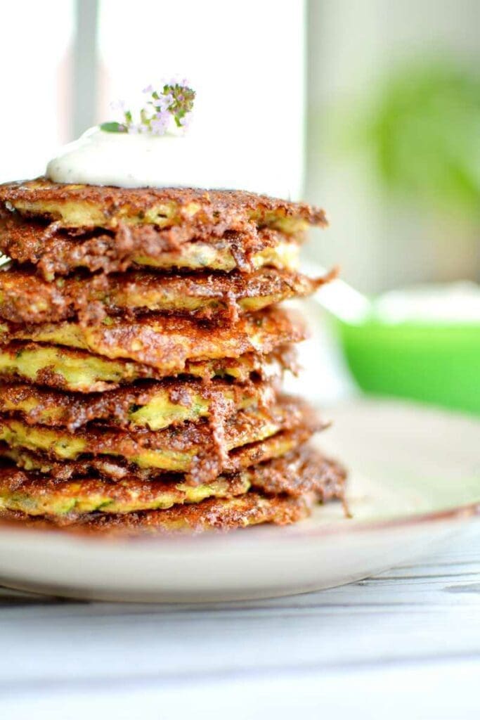 8 supergoda recept med zucchini som du troligtvis aldrig testat! 16 Zucchini fritters med yoghurtsås