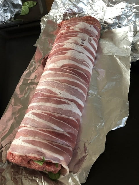 Baconlindad fylld köttfärsrulle