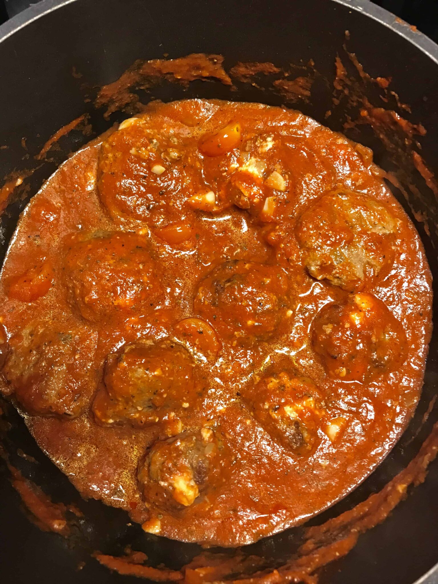 Davinas fetaostfyllda köttbullar i italiensk tomatsås.