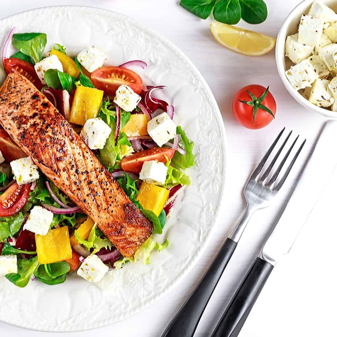 Grillad lax på en bädd av mixsallad och fetaost