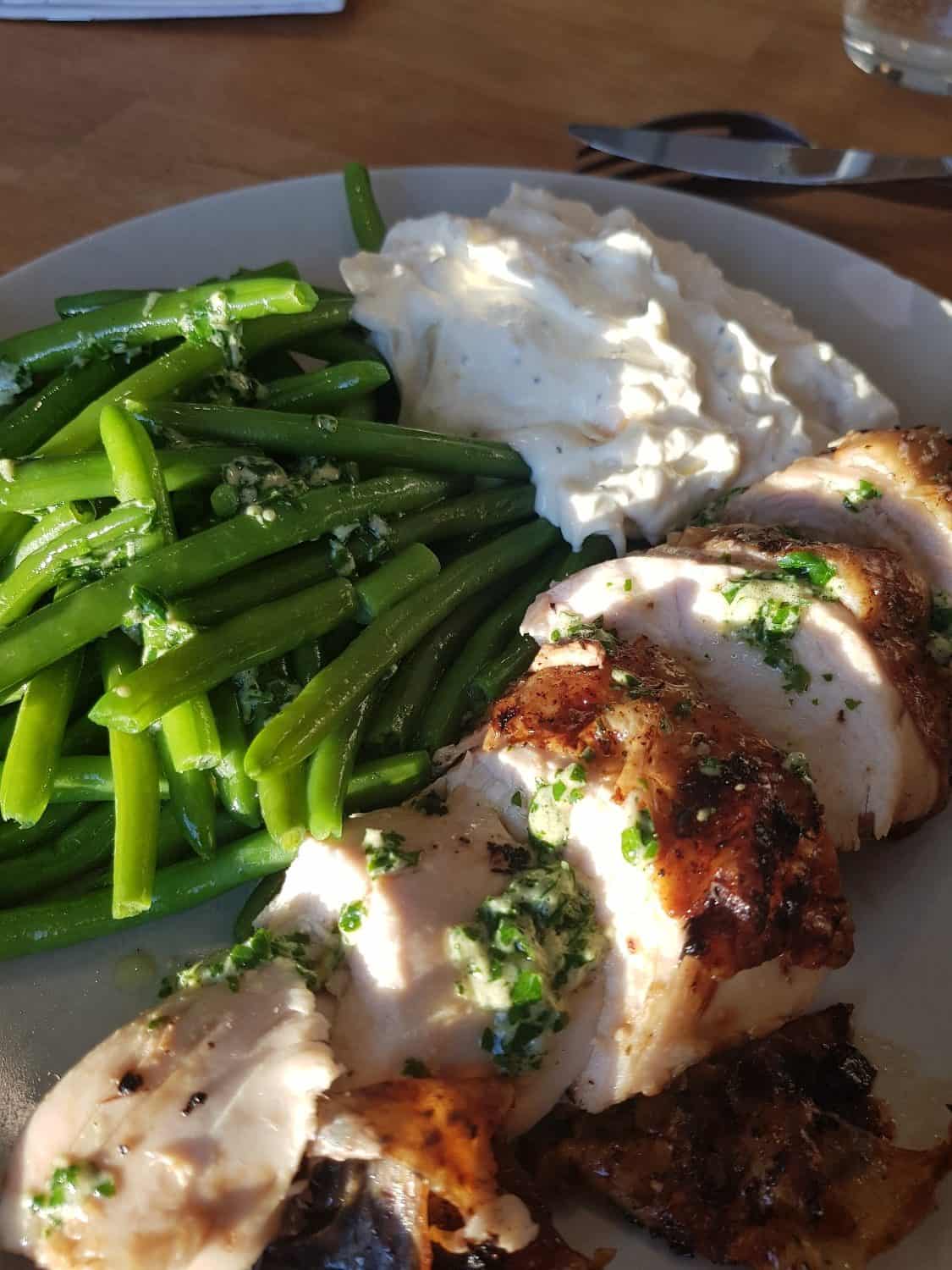 Citron,-timjankyckling med en grillad vitlökskräm och en dijondressing.