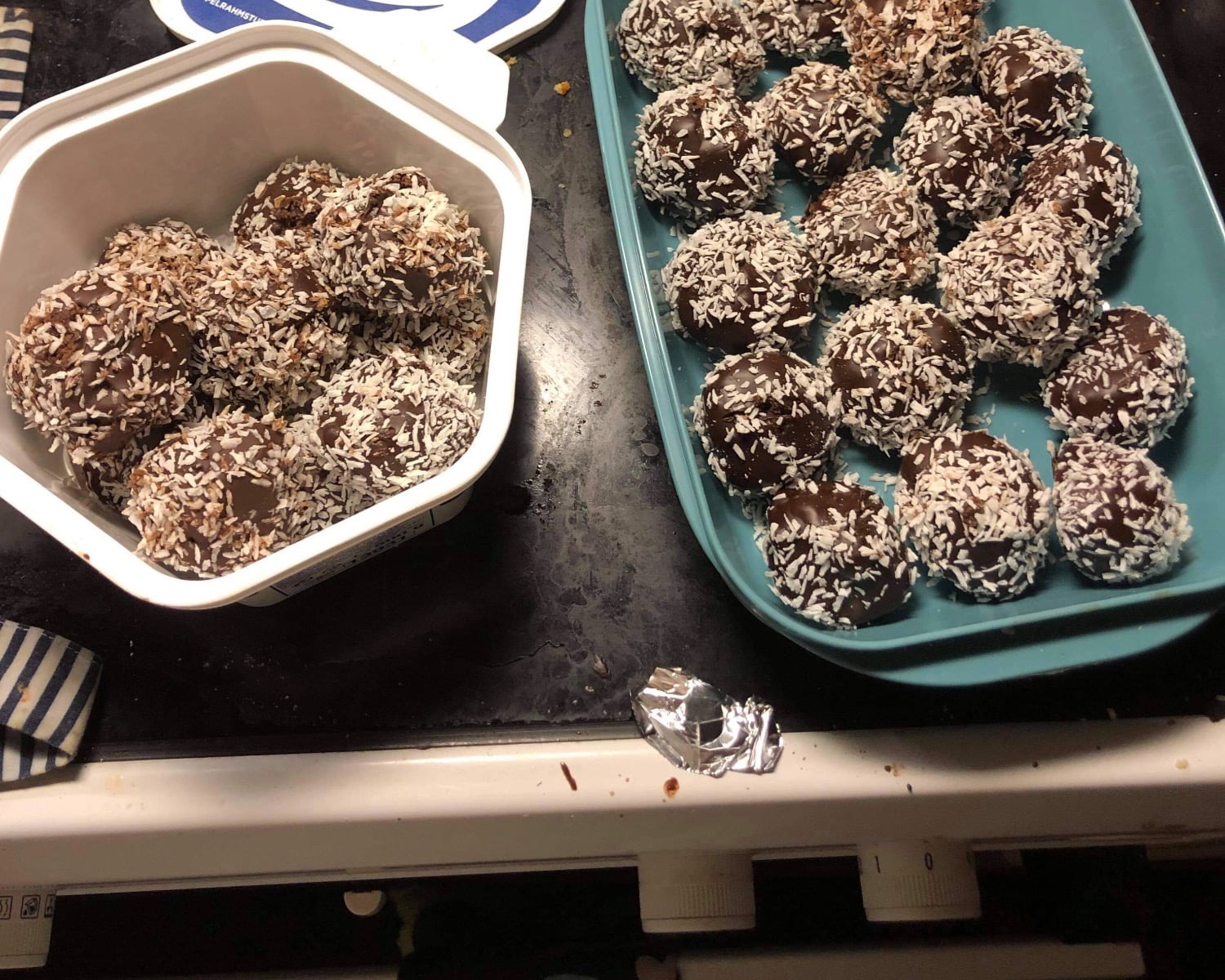 Kärleksmumsbollar doppade i mörkchoklad