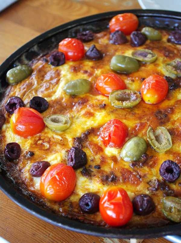 Köttfärspaj med oliver och tomater